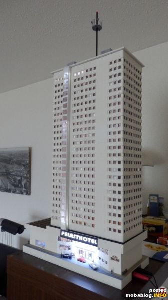 Das "Palasthotel" nach Abschluss der Arbeiten. Die Fenster wurden mit bronzefarbener Folie beklebt. Ein Blick durch die Fenster ins Innere ist erst nach Einschalten der Beleuchtung möglich.