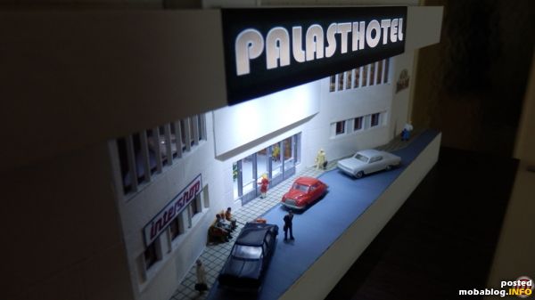 Der Schriftzug "Palasthotel" wurde am PC erstellt und ausgedruckt. Anschließend auf Plexiglas geklebt und von hinten mit 11 weißen LED beleuchtet.