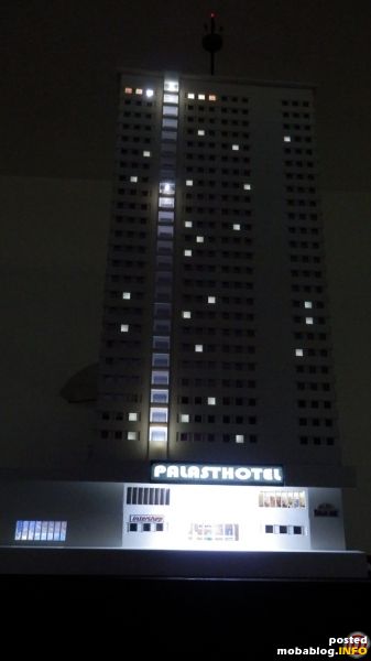 Das Hotel bei Nacht. Die 90 Leuchtmittel, mehr als auf so manch einer kompletten Modellbahnanlage, verfehlen ihre Wirkung nicht.