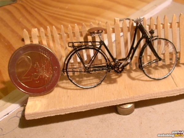 So sieht´s fertig aus. Das Fahrrad läßt sich lenken, Pedalen und Tretlager sind drehbar. Räder natürlich auch, nur eiern sie etwas. Aber wenn es nur am Zaun steht merkt´s keiner. ...