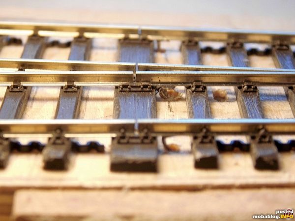 Allen Weichen werden die dem Vorbild gemäßen Schienenstöße nebst Schienenlaschen eingebaut und für eine sehr sorgfältige Stromversorgung gesorgt.
