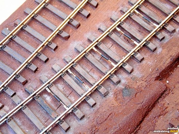 Die in einen relativ engen Gleisbogen (im Modell Bogendurchmesser 970 cm) gemäß dem Vorbild eingebauten Spureisen.