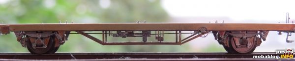 Der Wagen von der Seite im Gegenlicht