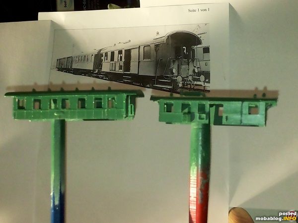 Erst mal danke für die netten Kommentare.
Habe schon länger brauchbare Bauteile für meinen VT gesammelt.
Der Pr.dreiachs Personenwagen hatte im Dach Oberlichter die ich entfernte.
Es musste lange probiert werden, dass der ...