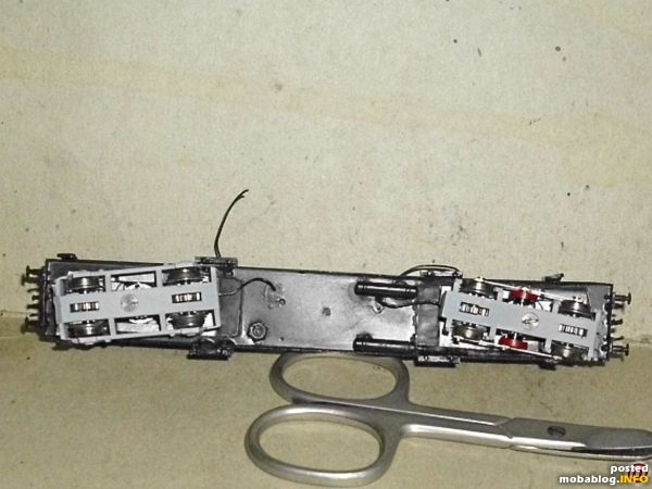 von unten,mit den Kabeln zur Stromabnahme ohne Schleiferplatine