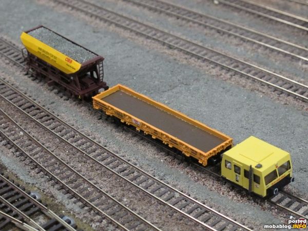 Auf den Gütergleisen des Bahnhofes Mürzzuschlag wartet eine Bahnmeister-Draisine auf den nächsten Einsatz.
