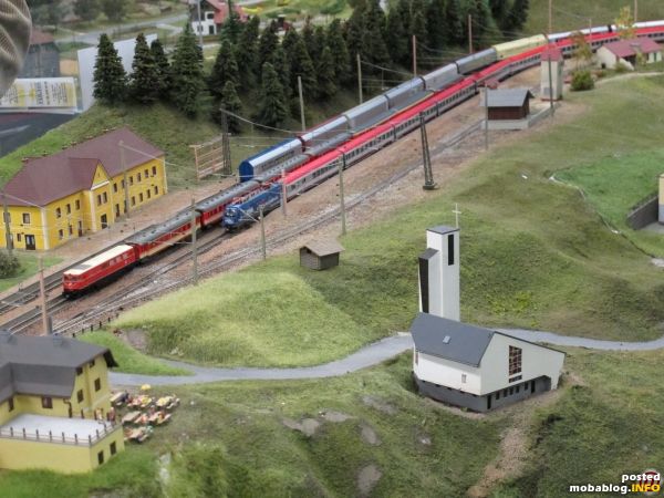 Hochbetrieb im Bahnhof Breitenstein, alle Bahnhofsgleise sind belegt - ein langer EC mit der "Licht ins Dunkel"-Taurus befindet sich auf der Bergfahrt.