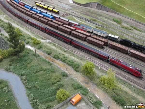 Planbetrieb am Semmering heute: ein Railjet bei der Ausfahrt aus Mürzzuschlag, im Hintergrund die Gütergleise.