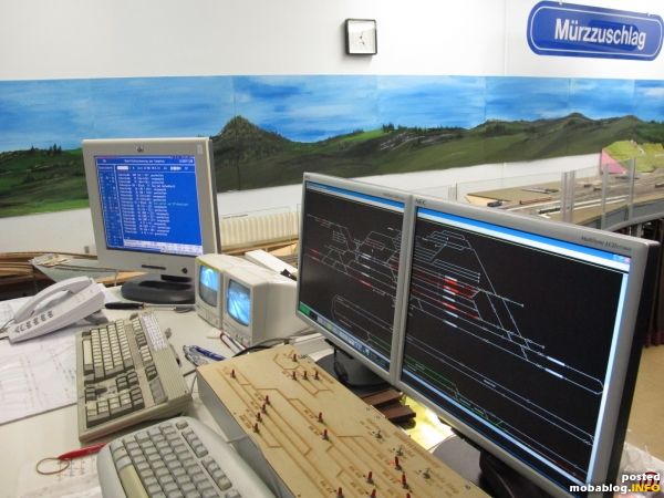 Hier ein Blick in die Fahrdienstleitung der Clubanlage, im Hintergrund befindet sich der Bahnhof Mürzzuschlag.