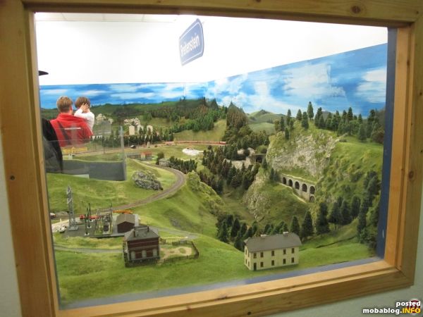 Ein Blick durch das Fenster auf die Clubanlage bei der Weinzettelwand.