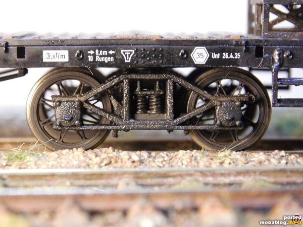 Die beiden Diamond Drehgestelle des Wagen werden exakt nach einigen mir vorliegenden Aufnahmen eines Wagen aus dem Jahre 1941 in diesen "Altzustand" versetzt.
Es ist erst der Grund aufgetragen, weitere Detailarbeiten ...