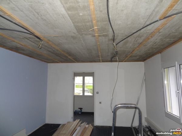 So sah der Raum von innen aus (Decke bereits abgerissen). Er war zwei geteilt und wurde als Büro genutzt.