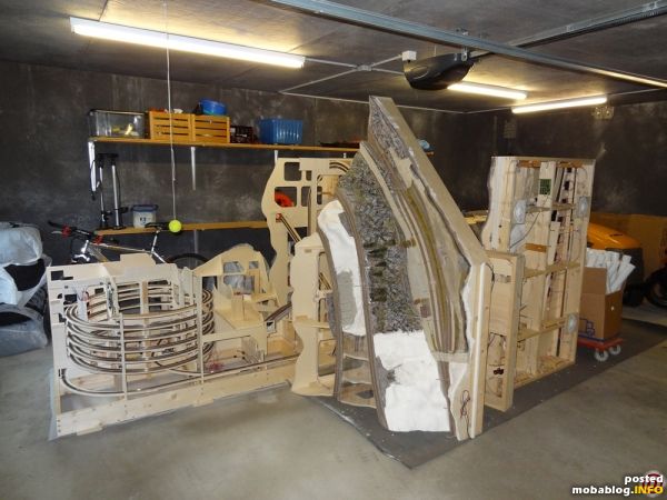 Meine Segmente warteten inzwischen in der Garage...mit laufendem Luftentfeuchter. Unsere Autos mussten derweil draussen übernachten.