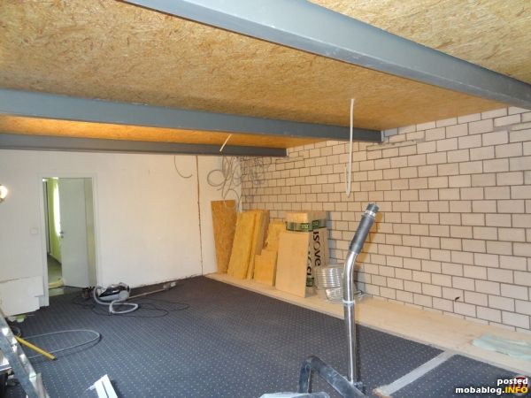 Die Deckenplatten sind montiert, die Rohre für die Kabel eingelegt. Beim Abbruch der alten Mauer und der Innenwände, beim Innenausbau (Wände/Decke) und der Elektrik haben wir sehr viel Eigenleistung beigesteuert. ...