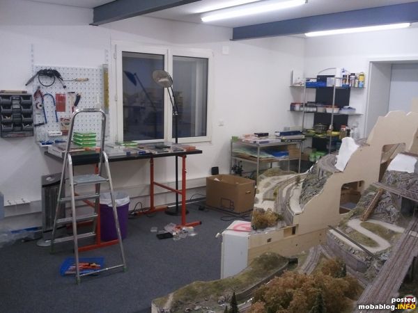 Im Moment bin ich am einrichten des Hobbyraums (Arbeitstisch, Regale, etc), während draussen noch die Fassadenarbeiten vollendet werden. Die Segmente bleiben noch eine Weile getrennt, so kann ich noch gut ...