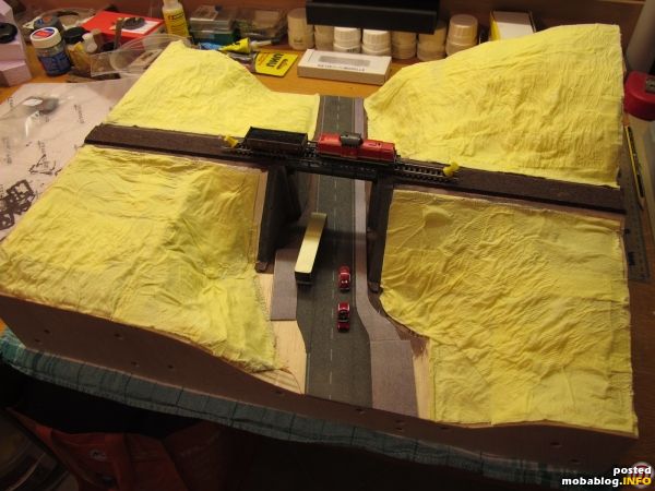 Beginnen wir links außen - hier entsteht das "Straßenmodul": die Metallbrücke von Hack ist bereits in Position, das Stützmauerwerk ist soweit fertig graniert, die Straße nebst Gehweg wurde eingezogen und ...