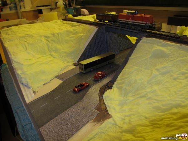 Unter der Brücke befindet sich eine Postbushaltestelle, welche in einer Richtung zur Gänze vorhanden ist, in der anderen nur angeschnitten. Hier werden noch Wartehäuschen aus Lasercut aufgestellt werden.