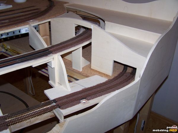 Die rechten Tunneleinfahrten mussten mit Sperrholz überbaut werden bevor der Rest mit Styrodur und Gips in Form gebracht wurde.