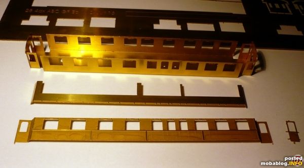 Hier sieht man den dreiteiligen Aufbau des Wagenkastens. Der Innenrahmen verleiht dem Waggon ausreichend Stabilität, gleichzeitig befinden sich hier die geätzten Handgriffe für die Fenster. Darauf kommt ein Zwischenblech mit ...