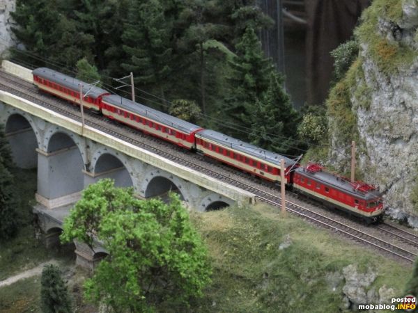 Das neue Arnold-Modell der Reihe 1046 im Valousek-Design mit einem Regionalzug bei der Talfahrt am Krauselklause-Viadukt.