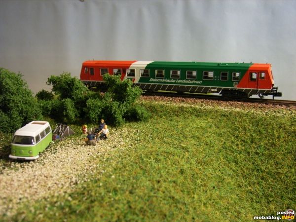 Im linken Modulbereich gibt es eine kleine Szenerie mit Wildcampern, die sich hier mit einem Westfalia-Campingbus (Oxford-Diecast-Modell) und Zelt niedergelassen haben.