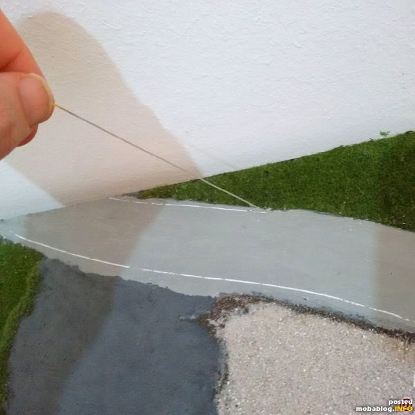 Dann können die Zierstreifen entfernt werden. Wenn doch etwas Farbe darunter gelangt ist, kann man mit dem Fingernagel nachhelfen, sie wieder wegzubekommen.