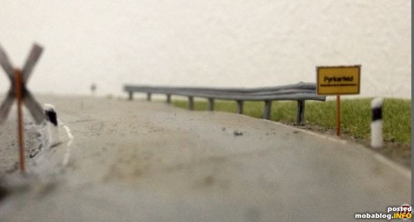 So schaut die Straße dann mit ein paar Details aus. Die Leitpfosten bestehen aus abgekniffenen Plastikresten.