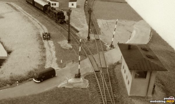Zum Abschluss noch ein historisches Bild vom Abzweig Pyrkerfeld, dass ich irgendwo ausgegraben habe. Das muss kurz nach der Eröffnung des Haltepunktes gewesen sein.
Beste Grüße
Kupzinger