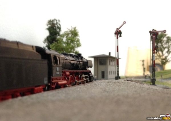 Die Stille wird durchbrochen durch einen schrillen Pfiff. Kurz danach rauscht die 39 mit ihrem Eilzug ohrenbetäubend ohne Halt am Bahnsteig entlang.