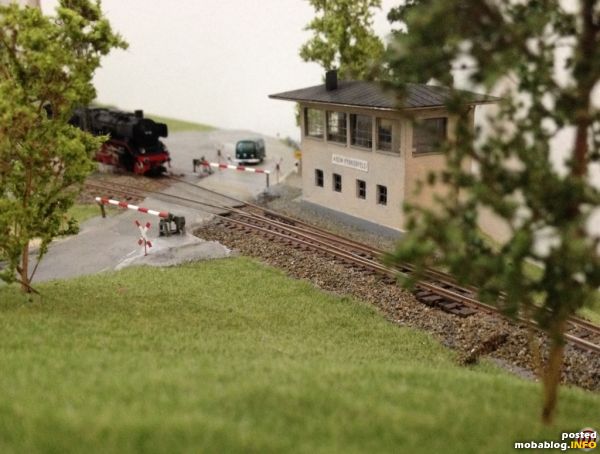 Sie nähert sich dem Bahnübergang, an dem Fritzchen Kupzinger begeistert mit seiner Kamera steht ...