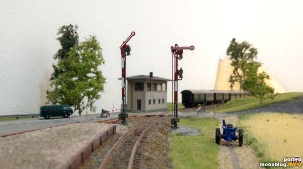 Vom Bahnsteig aus gesehen ist der Zug bereits fast in der Ferne verschwunden.