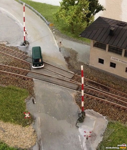 Schließlich löst der FdL die Fahrstraße auf, die Drahtzugleitungen surren, und die Schranken werden wieder geöffnet.
Schönen Abend
Kupzinger