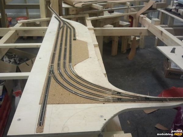 Bahnhof Schmidding, im Hintergrund die Hst Schmidding Stausee, dahinter ist die Strecke stillgelegt und wird nur mehr mit Schienenbussen (5081/5047) saisonal für die Badegäste betrieben