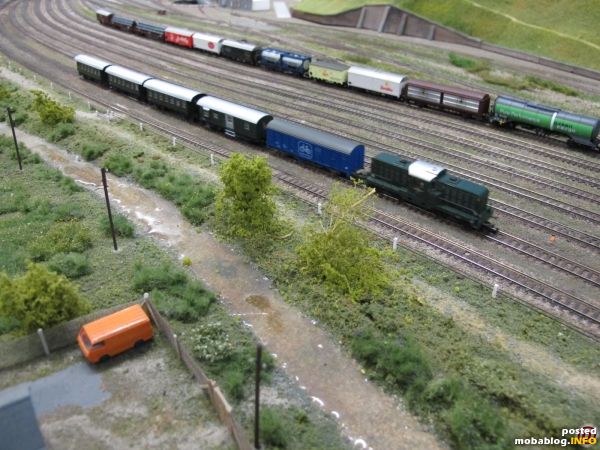 Wir beginnen bei den Gütergleisen des Bahnhofes Mürzzuschlag - eine Diesellok der Reihe 2045 fährt mit dem