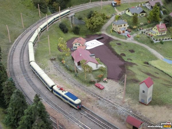 Im Bereich Breitenstein wird momentan an der Neugestaltung der Landschaft gearbeitet (Überarbeitung der Vegetation, neu Begrasen und Szenengestaltung) - hier ein ET 4010 bei der Einfahrt aus Richtung Weinzettelfeld.