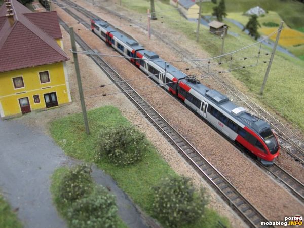 Bahnhof Breitenstein: ein ET 4024 "Talent" absolvierte heute seine Jungfernfahrt und hält bei der Bergfahrt in Richtung Semmering.