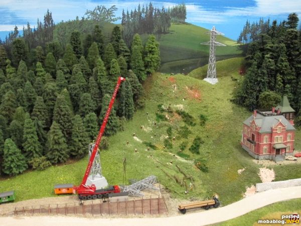 Im Bereich des Adlitzgrabens entsteht derzeit die Nachbildung einer Baustelle für eine Hochspannungsleitung - hier der Autokran beim Setzen der Masten.