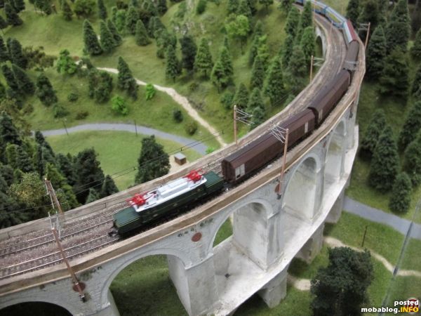 Zum Abschluss noch ein Blick auf das berühmteste Bauwerk der Semmeringbahn: meine eigene Museumslok 1020.47 mit einem Habis-Ganzzug auf dem Viadukt über die Kalte Rinne.
