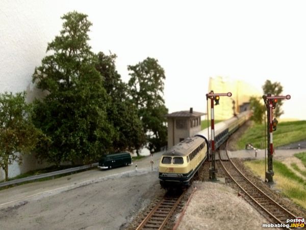 
Im Hintergrund sind noch Styrodurberge erkennbar. Den Zugverkehr st�rt dies zum Gl�ck wenig.
