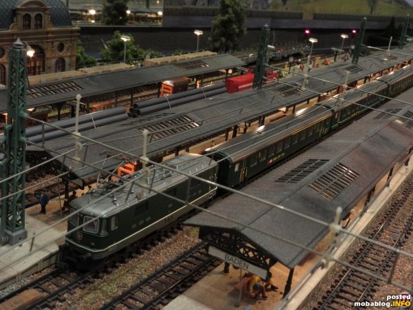 Die Re 4/4 (Minitrix) mit EW II-Wagen (Brawa) am Bahnsteig. Weiter hinten durchfährt eine MaK 1700 (Minitrix) den Bahnhof.