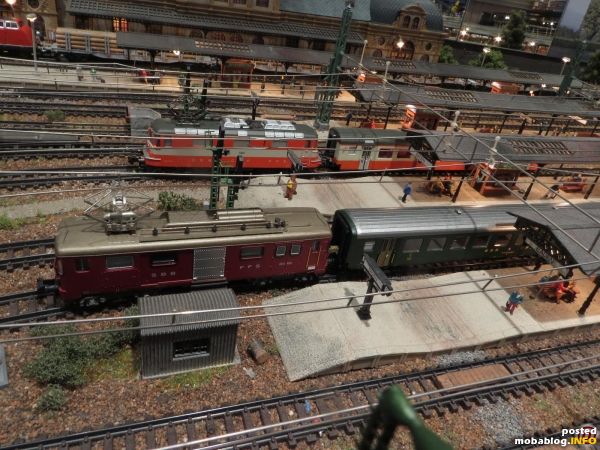 An der Westausfahrt stehen ein Gepäcktriebwagen De 4/4 (Hobbytrain) mit EW II-Wagen sowie der Swiss Express mit Re 4/4
