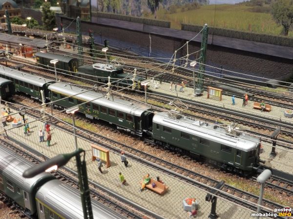 Am Gleis 8 wartet die Re 4/4' (Hobbytrain) mit Personenwagen (Fleischmann) auf Ausfahrt, während hinten ein Rangier-Krokodil mit Rangierbühnen (Arnold) einen Postwagen (Mabar) verschiebt.