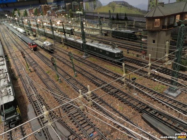 Übersicht der Ostausfahrt mit Re 6/6 (Hobbytrain) und RIC-Wagenzug (Kato), ganz links am Bildrand eine Ae 8/14 (Minitrix).