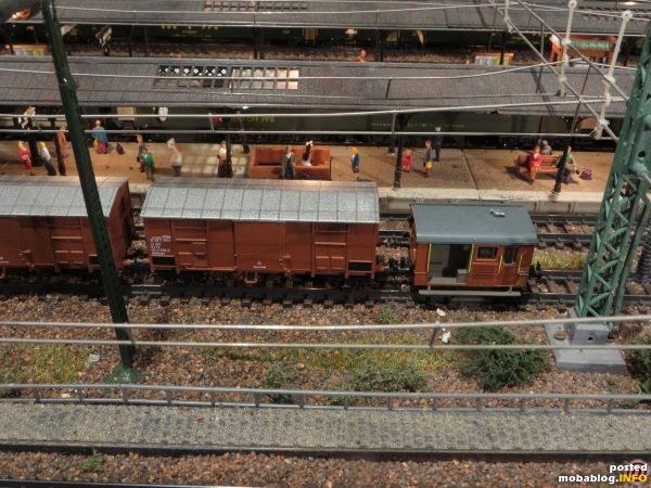 ... w�hrend der Schienentraktor Tm II (Arnold) einige Spitzdachwagen der FS (MW-Modelle) verschiebt.