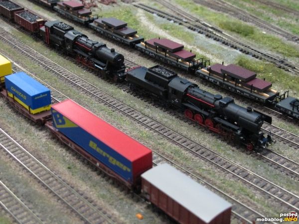 Mürzzuschlag fast wie in alten Zeiten: eine Doppeltraktion Reihe 52 wartet vor einem schweren Kohlenzug auf die Abfahrt