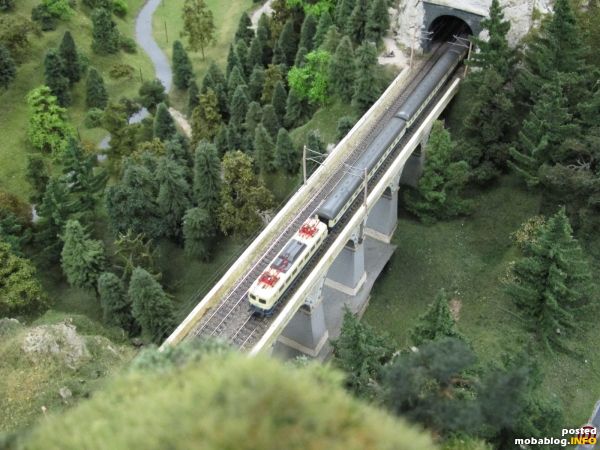 Für die DB-Fans war heute auch etwas dabei: die Krauselklause wird eben von einem Sonderzug mit einer DB Reihe 110 (Trix) überquert
