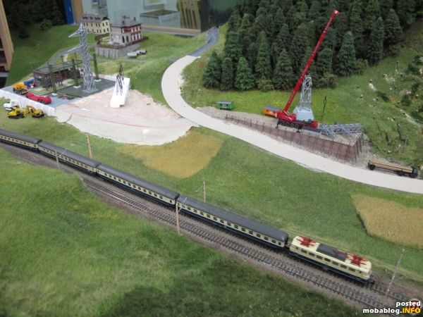 Die 110er sind ja naturgemäß seltene Gäste am Semmering, hier passiert der Schnellzug die Anlagenbaustelle im Bereich des Adlitzgrabens - die Wagen stammen von Roco und Arnold