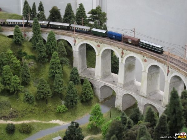 Der Viadukt über die Kalte Rinne: talwärts rollt ein Personenzug mit Reihe 2143 und einer gemischten Garnitur Spantenwagen