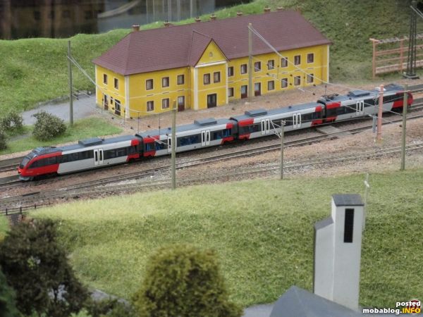 Bahnhof Breitenstein: der ET 4024 hält vor dem Aufnahmsgebäude