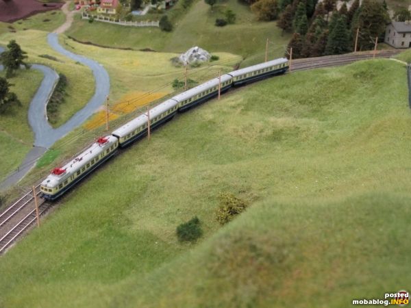 Der ET 4130 in der Version als TS Transalpin hier bei der Talfahrt oberhalb von Breitenstein